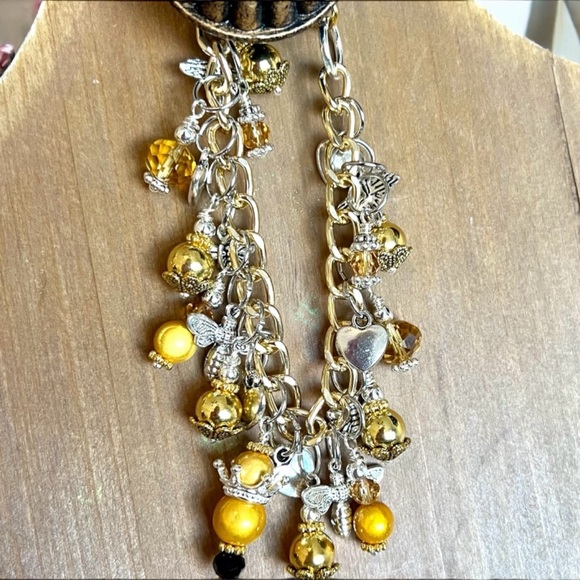 Queen Bee bracelet featuring honeybees & crowns on a fun chain Gorgeous bracelet - Picture 1 of 10